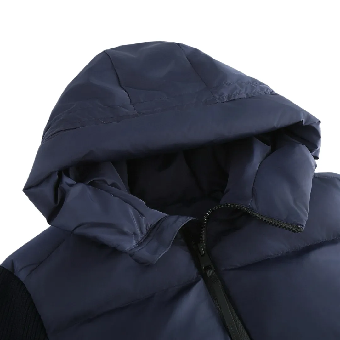 P910 [Exclusive supply] Canada Goose Wool Sleeve Hooded Down Jacket (Navy Blue) The fabric is made of 90 national standard high-quality white duck down, selected high-fill velvet, weighing 170g, light and warm, with excellent temperature locking performance and good resilience. The fabric is made of high-quality protective nylon fabric, which not only enhances the wear resistance of the surface, but also takes into account wind resistance, ensuring excellent performance in various harsh weather conditions. Three-dimensional quilting technology and precise thread reinforcement prevent lint from being drilled and ensure that the fluffy and resilient elasticity lasts like new. The 7-needle medium-thick knitted structure uses thicker yarns to weave woolen fabrics with obvious thickness and weight. The texture is clearly visible and has a rough, retro texture. It has a good skeleton feel and is relatively stiff, and can maintain the silhouette of the clothing for a long time. It also provides more layers of still air to lock in heat. There is the brand's exclusive LOGO on the woolen sleeve arms, which is not obvious in the photo. Size:S-M-L-XL